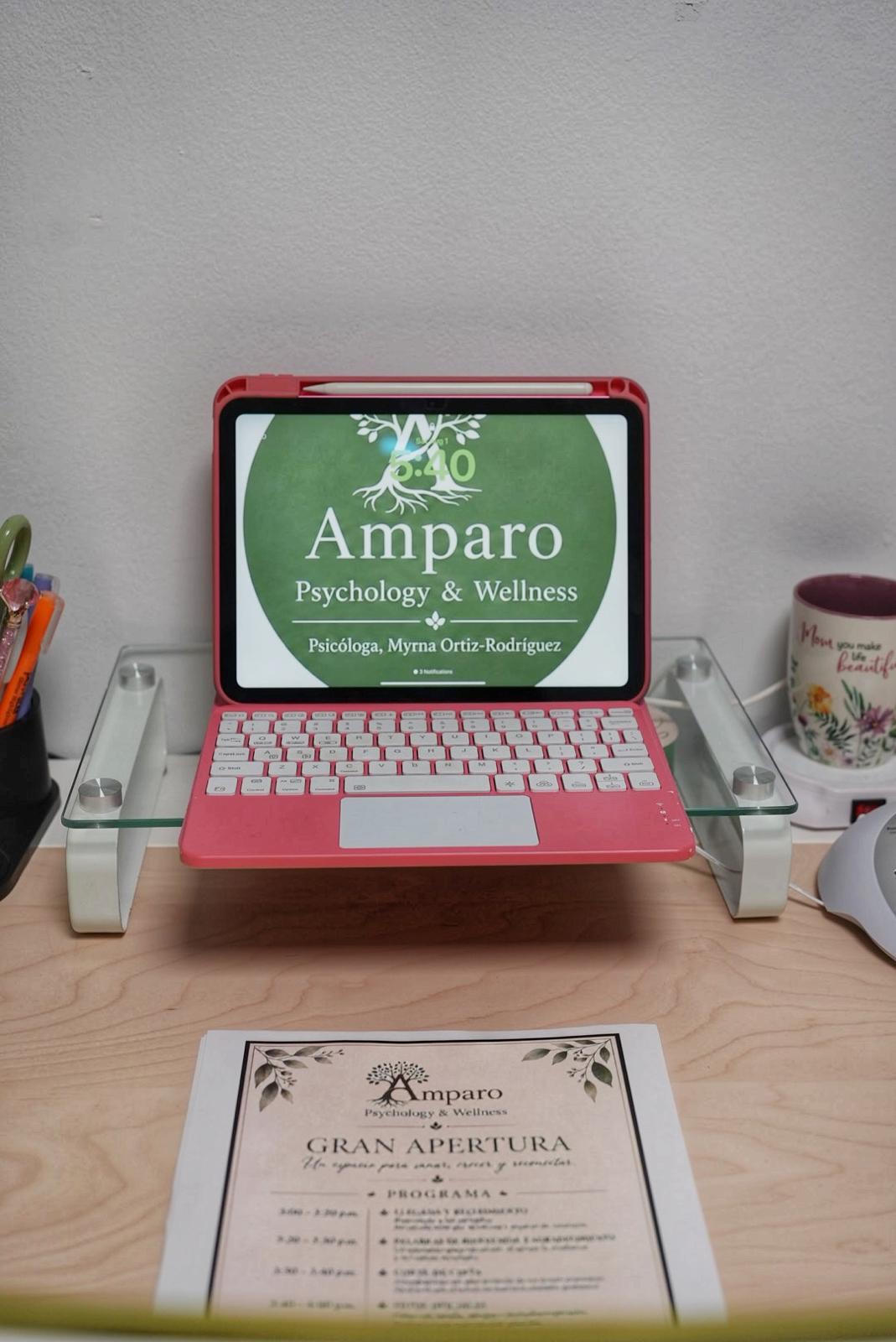 Escritorio de Amparo con una tableta, teclado y materiales de bienvenida.